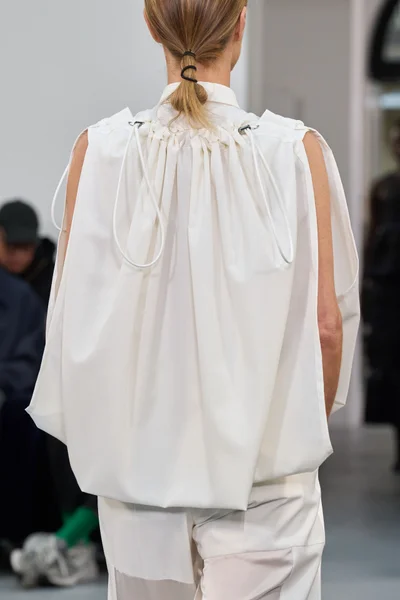 Look 18